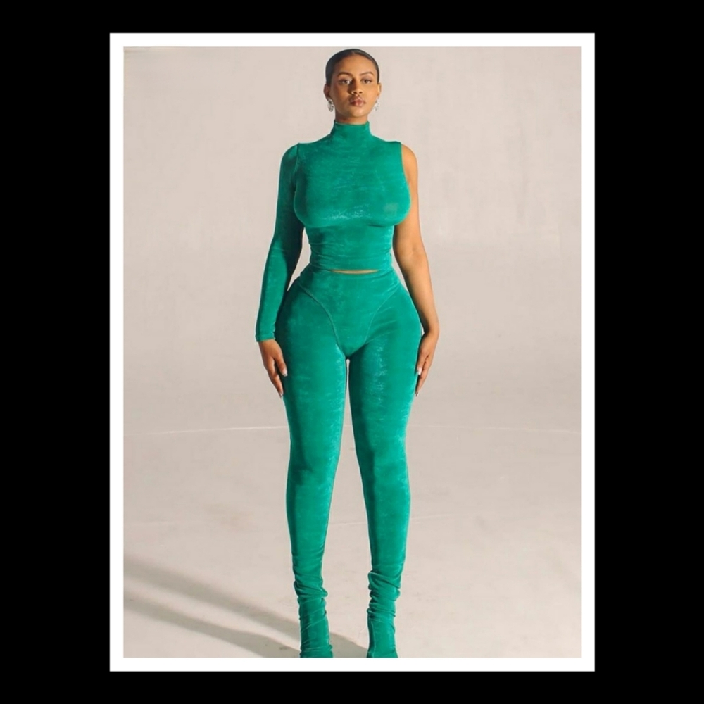 💋TWO PIECE SET w/ MOCK TURTLENECK AND FOOTIE PENCIL PANT!!!